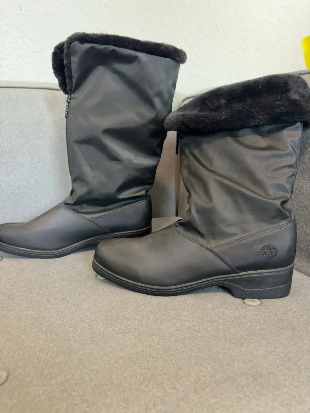 Totes Women’s Size 10 1/2 Black Tall Winter Snow Boots Faux Fur Side Zip